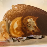 ゆるり 中華食堂 癒食同源 - ジューシーな焼き餃子 3ケ 380円。