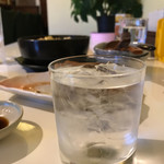 ゆるり 中華食堂 癒食同源 - 三岳（芋）ロック 580円。