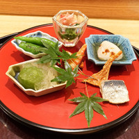 日本料理 太月 - 八寸：伏見唐辛子焼き浸し、ゴマふぐ白子ポン酢かけ、 車えびの押し鮨、いわしの梅煮、ばちこ、 梅の白ワイン煮、つるむらさき