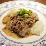 欧風バル・マザン - 牛薄切り肉の粒マスタードソース(980円)