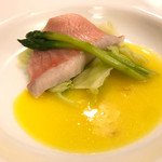 Ｊ一行樹 - 金目鯛 沢山の魚介から取ったスープにサフランで色付け