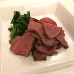 Ｊ一行樹 - 北海道十勝黒毛和牛のイチボのローストビーフ トマトコンフィとほうれん草