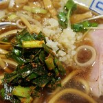 サバ６製麺所 - ニラ唐辛子と刻みにんにくで味変。