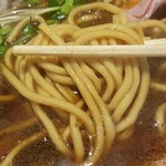 麺は中太ストレート麺で加水率は低め。