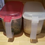 サバ６製麺所 - 薬味はニラ唐辛子と刻みにんにく