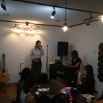 マカレ - 内観   洋間の方は、本格的な音響機器を設置した、ライブハウスのような感じです。