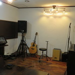 マカレ - 内観  洋間の方は、本格的な音響機器を設置した、ライブハウスのような感じです。 