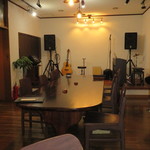 マカレ - 内観     洋間の方は、本格的な音響機器を設置した、ライブハウスのような感じです。