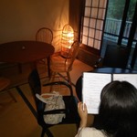 マカレ -  内観     和室の方は照明を白熱電球の黄色い光で演出して落ち着いた雰囲気で食事ができます