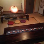 マカレ - 内観        和室の方は照明を白熱電球の黄色い光で演出して落ち着いた雰囲気で食事ができます