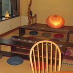 マカレ - 内観    和室の方は照明を白熱電球の黄色い光で演出して落ち着いた雰囲気で食事ができます