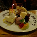 ピッツァ・マミーサ - ケーキの盛り合わせ(誕生日バージョン)