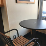 スターバックス コーヒー - 受け取り口には  出来上がりを待つ間に 座れる  テーブルと椅子が 置いてありましたよ〜♪