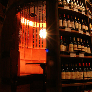 ワイン樽をイメージした個室やロフト席が人気