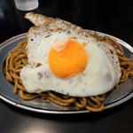 自家製麺 焼きそば屋 しょう太 - やきそば（中）+目玉