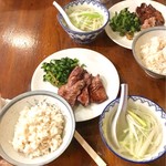 味太助 本店 - 長テーブルに相席となります。