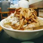 大勝軒 - 径を測って来なかったですけど、器は大きいのですよ。300gの麺の上にチャーシューと輪切り葱とメンマがもりもり。