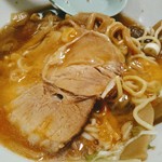 大勝軒 - そしてラストには生玉子をらーめんの中に。