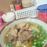 「ソーキ三枚肉そば」(900円)