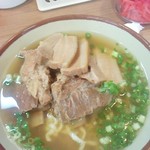 「ソーキ三枚肉そば」(900円)