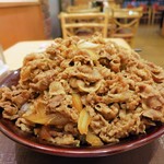 Sukiya - キング牛丼　標高ｗ　盛り上がっている部分の大半はお肉ですｗ