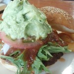 「トリプルチーズアボガドバーガー」(950円)