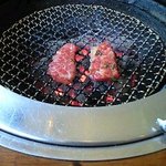 よしの 茱萸沢店 - 炭焼きで焼くカルビ・・・