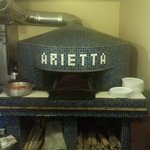 Pizzeria Bar ARIETTA - ナポリピザ用の輸入されたピザ窯