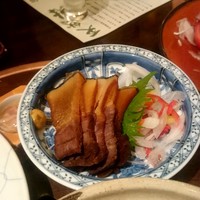 土佐料理 祢保希 丸の内店 - 鯨うねす燻製：1,300円