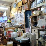 伊勢末商店 - 雑然とした店内