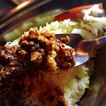 喫茶ラクタ - ライスはサフランライスでピクルス付き。本当にカレーがメインなスタイルです。