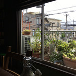 喫茶ラクタ - 古民家の中からの窓外もノスタルジックです。