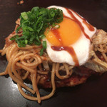 Okonimiyaki Yakisoba Tekoichi - ハーフ&ハーフ定食のお好み焼きの上に焼きそばを乗せたものです♫