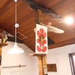 手打ち蕎麦 仙太郎 - 天井近くの棚に鳥さん！