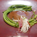 イチリン ハナレ - 水蓮菜と金華ハムとネギ（取り分け後）