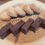 イチリン ハナレ - 杏仁クッキーと山椒チョコ