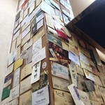 京祇園ねぎ焼 粉 - 壁の名刺群