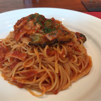 ラ プルーズ東京 - ベーコンとナスのトマトスパゲッティ 1340円。