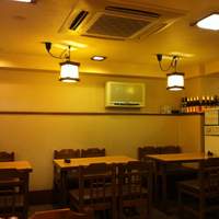うなぎ川勢 - 半地下の店内