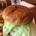 Lucky Beaver Bar & Burger - ハンバーガー(アップ)♪