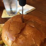 Lucky Beaver Bar & Burger - グッサリ串刺し♪