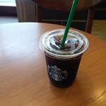 スターバックス・コーヒー - ディカフェアイスコーヒーtall。お手洗いをお借りしたので、いったん店内で撮影♪