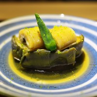 富小路 やま岸 - 賀茂茄子に穴子を新生姜で巻いて、オクラと共に。