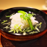 富小路 やま岸 - お椀。はもとじゅんさい。万願寺唐辛子を添えて。