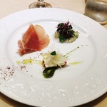 前菜（モッツアレラとトマト、鮃のカルパッチョ、生ハムとメロン）
