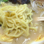 北海道味噌ラーメン 二代目とも屋 - 「味玉二代目味噌ラーメン」縮れの入った黄色っぽい太麺