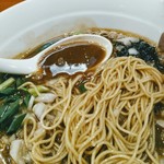 煮干し豚骨らーめん専門店 六郷 - スープはセメント色、麺は細麺でも六角堂のそれよりは太い。