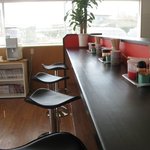 夢楽堂 - カウンター席は隣との余裕があって食べやすい。