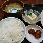 とも - 白飯+味噌汁+豆腐+漬物：焼肉風からあげ定食