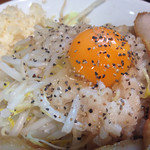 麺処 マゼル - アブラon卵